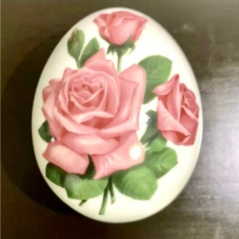 Vintage 1981 Limited Edition Danbury Porcelain Egg Trinket Box